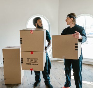 Yabidev Nakliyat taşıma ekibi eşyaları araca yüklüyor